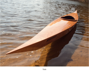 YURA Kajak auf dem Wasser im Sonnenuntergang