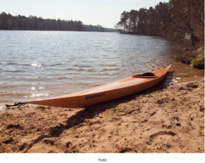 YURA Kajak auf Wasser im Sonnenuntergang