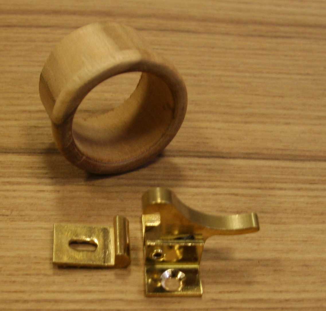 Fingerlochrosetten in Teak oder Mahagoni<i>verschiedene Durchmesser</i><i>verschiedene Stückzahlen</i><i>verschiedene Holzarten</i>