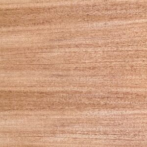 Khaya-Mahagoni Flugzeugsperrholz <i>beidseitig ca. 0,6 mm Messerfurnier</i><i>Innenlage Okoumé</i><i>Plattengröße ab 62 x 40 cm</i>