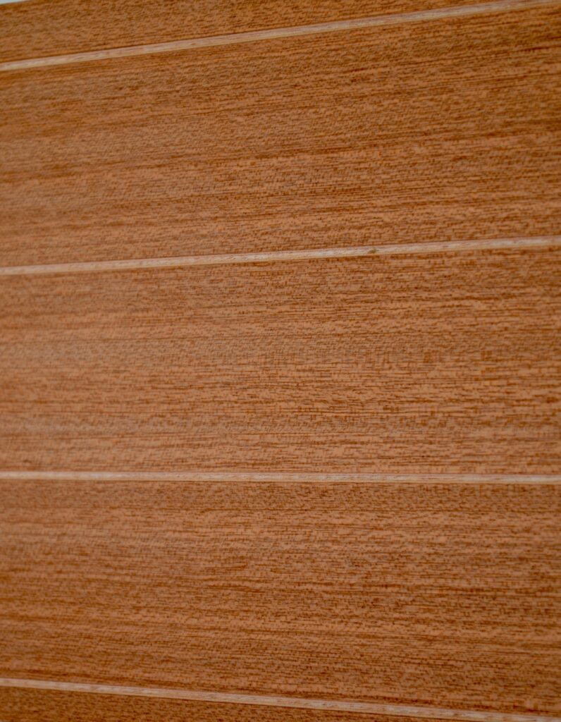 Sapeli-Mahagoni Bootsbausperrholz Economy V-Nut <i> beidseitig ca. 0,6 mm Messerfurnier mit V-Nut </i> <i> Innenlage Okoumé </i> <i> Plattengröße ab 244 x 122 cm </i>
