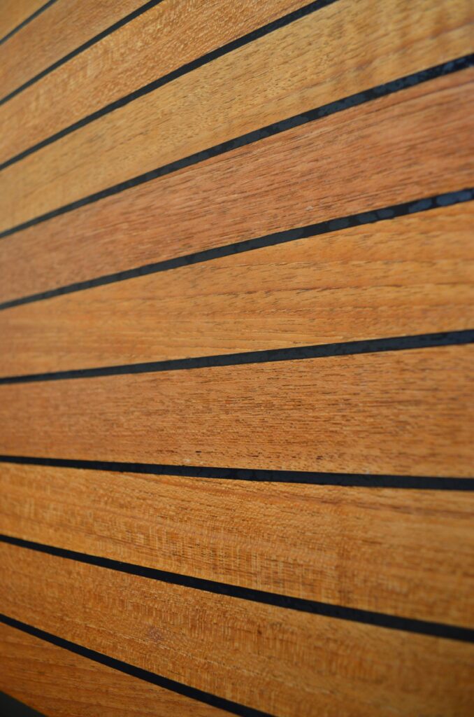 Teak Stabdecksplatte dunkle Ader <i> ohne Trägerplatte, flexibel und massiv </i>  <i> 5 mm Decksstäbe </i>  <i> Plattegröße ab 40-50 x 38,6 cm </i>